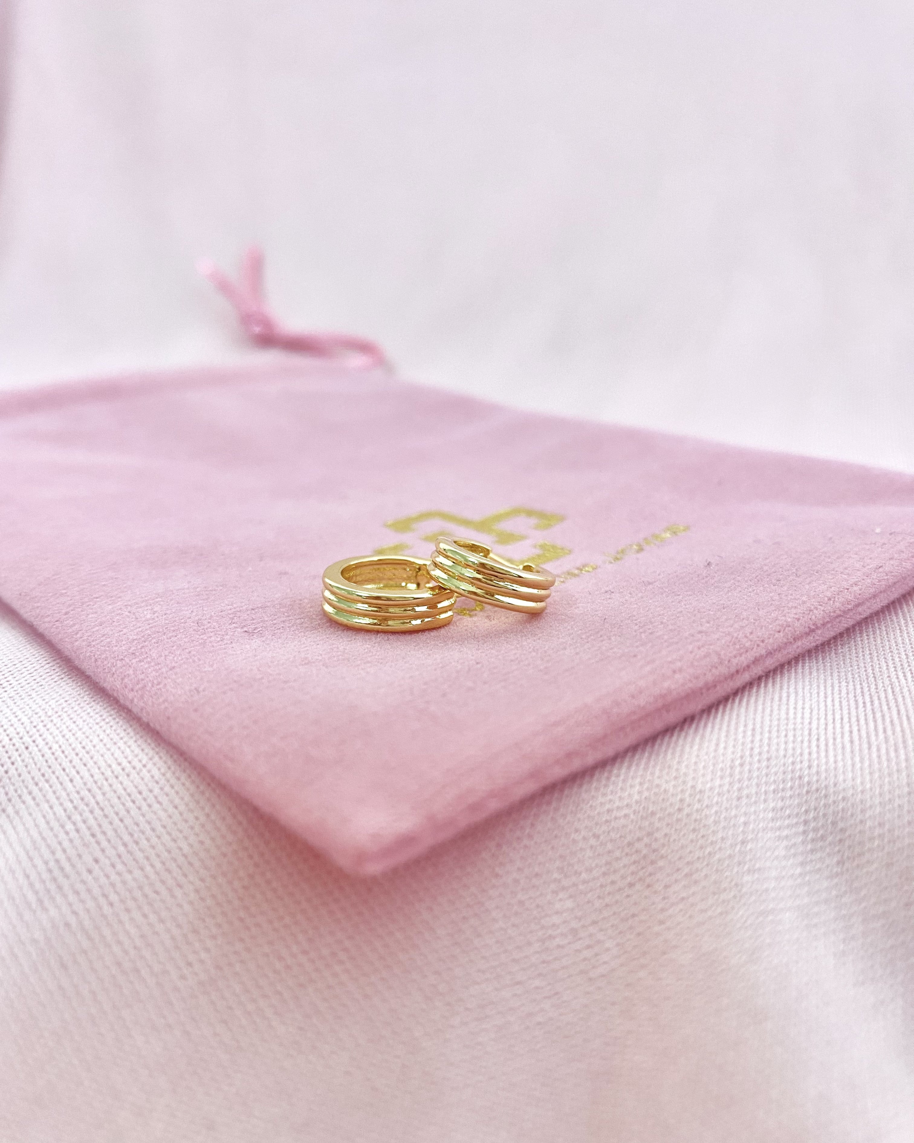 Arracadas Pequeñas con Diseño en Chapa de Oro 14k