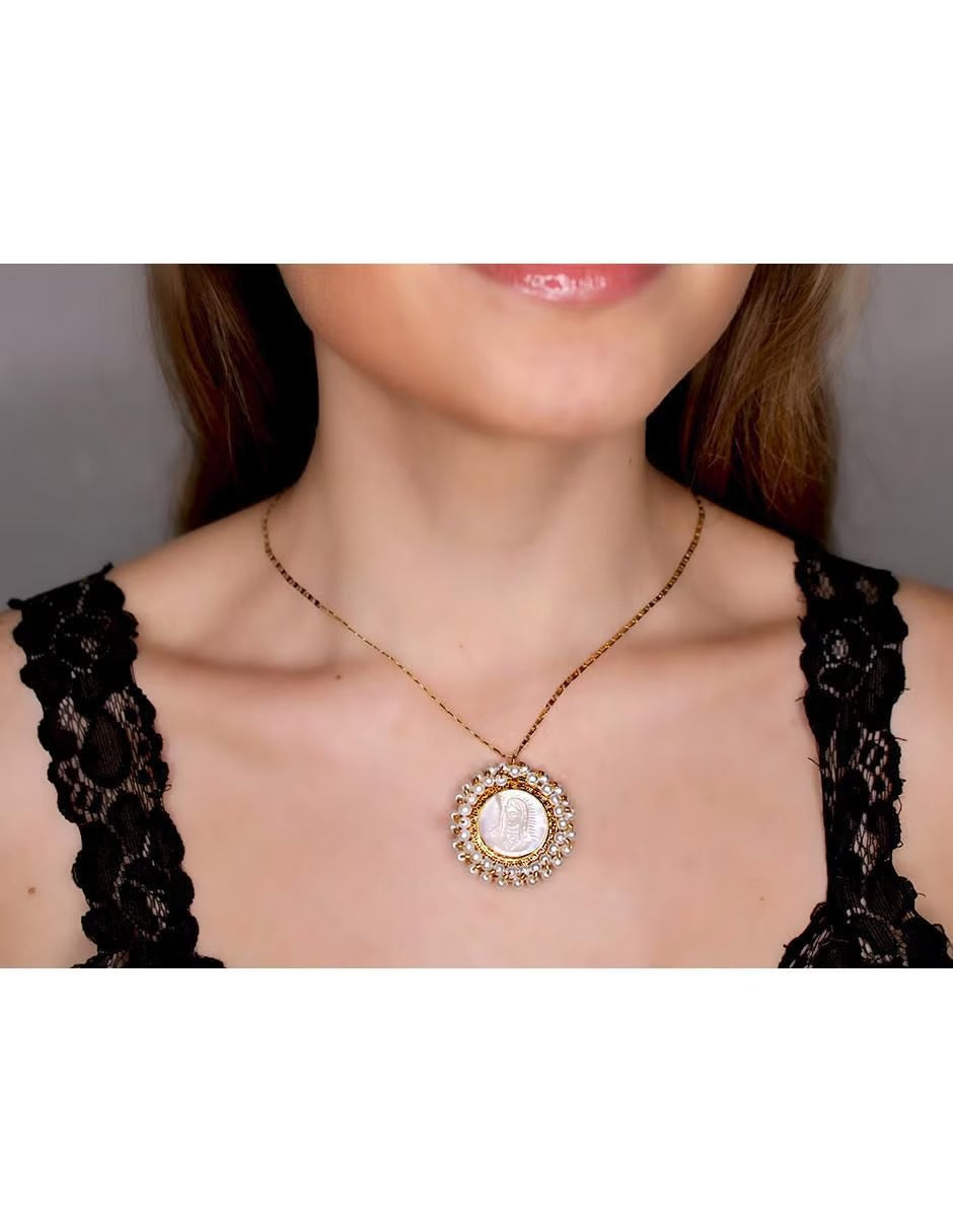 Dúo de Collares Religiosos con Medallas Madre Perla y Perlas - en Chapa de Oro