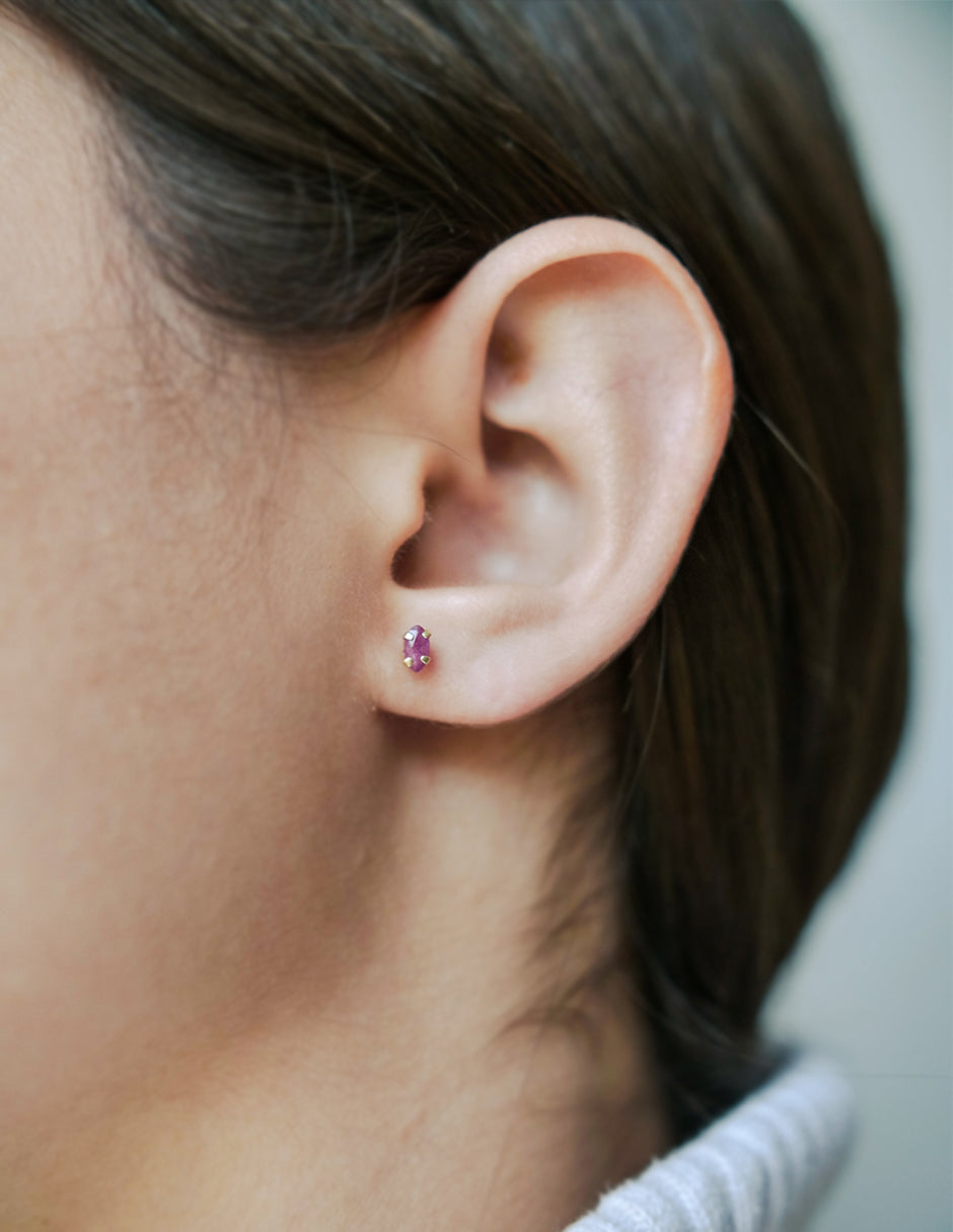 Hermoso broqueles de oro de 10k con Rubí natural