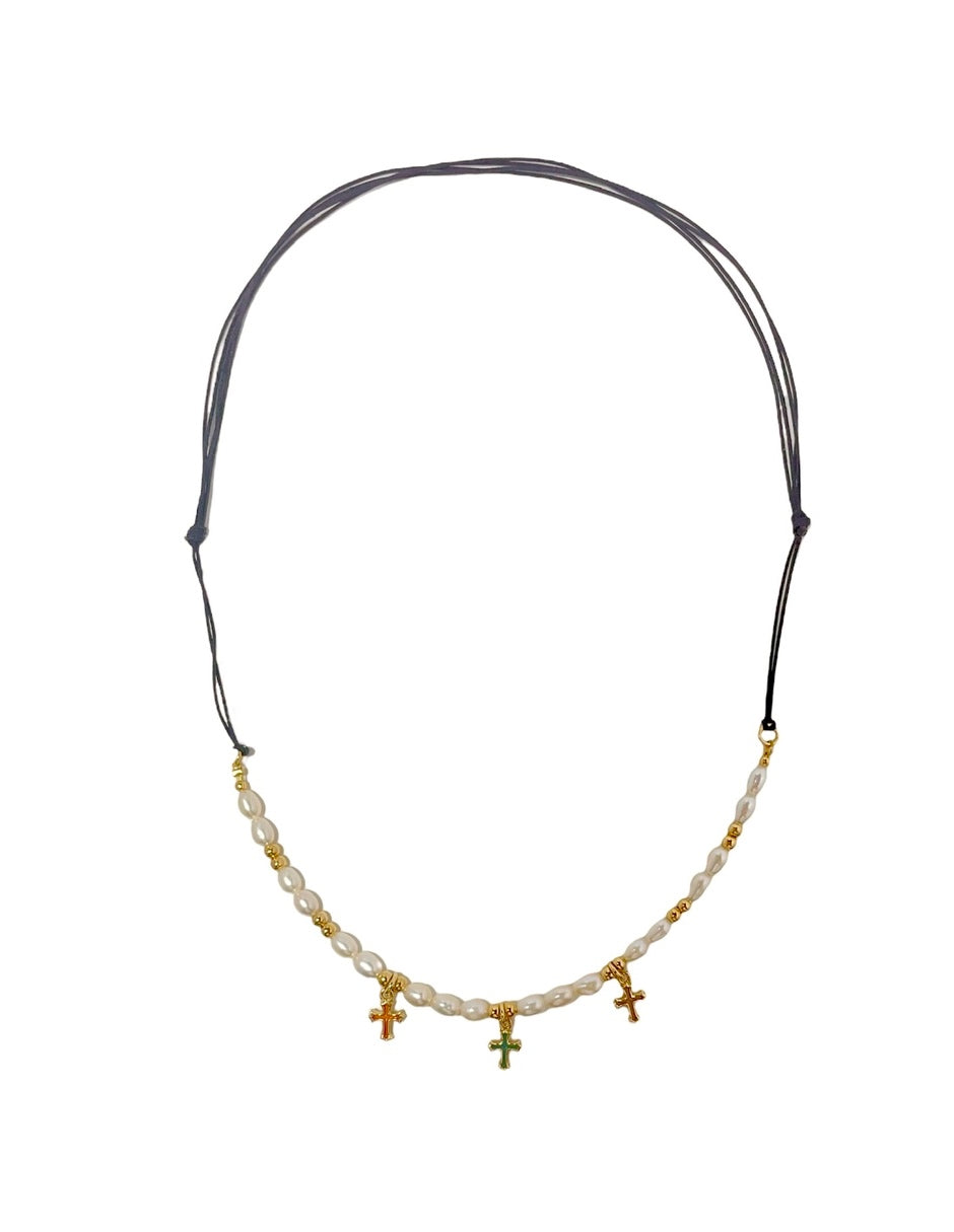 Collar de Hilo con Perlas y Dijes de Cruz en Chapa de Oro de 14k