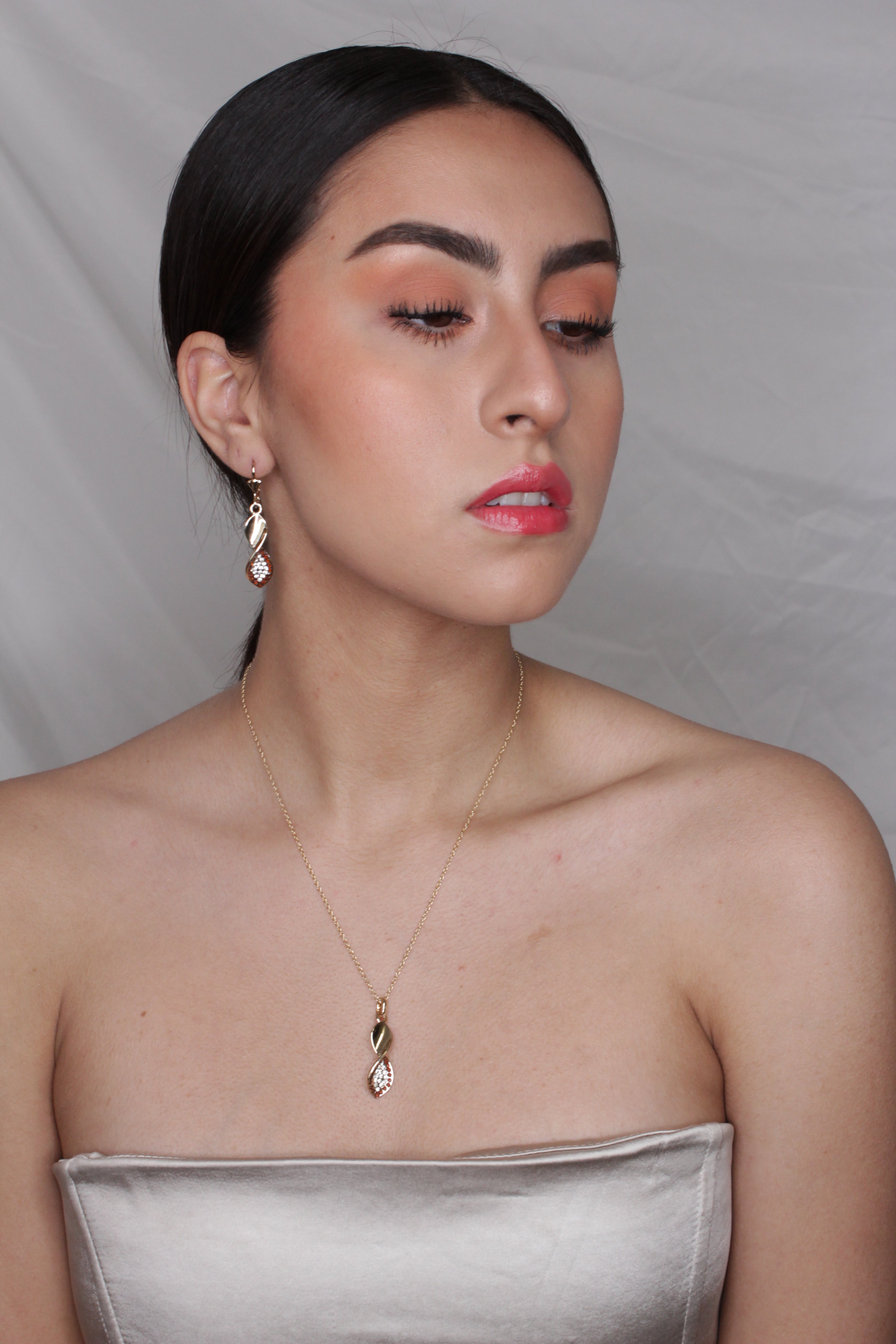 Juego de Collar y Aretes con Zirconias en Chapa de Oro 14k