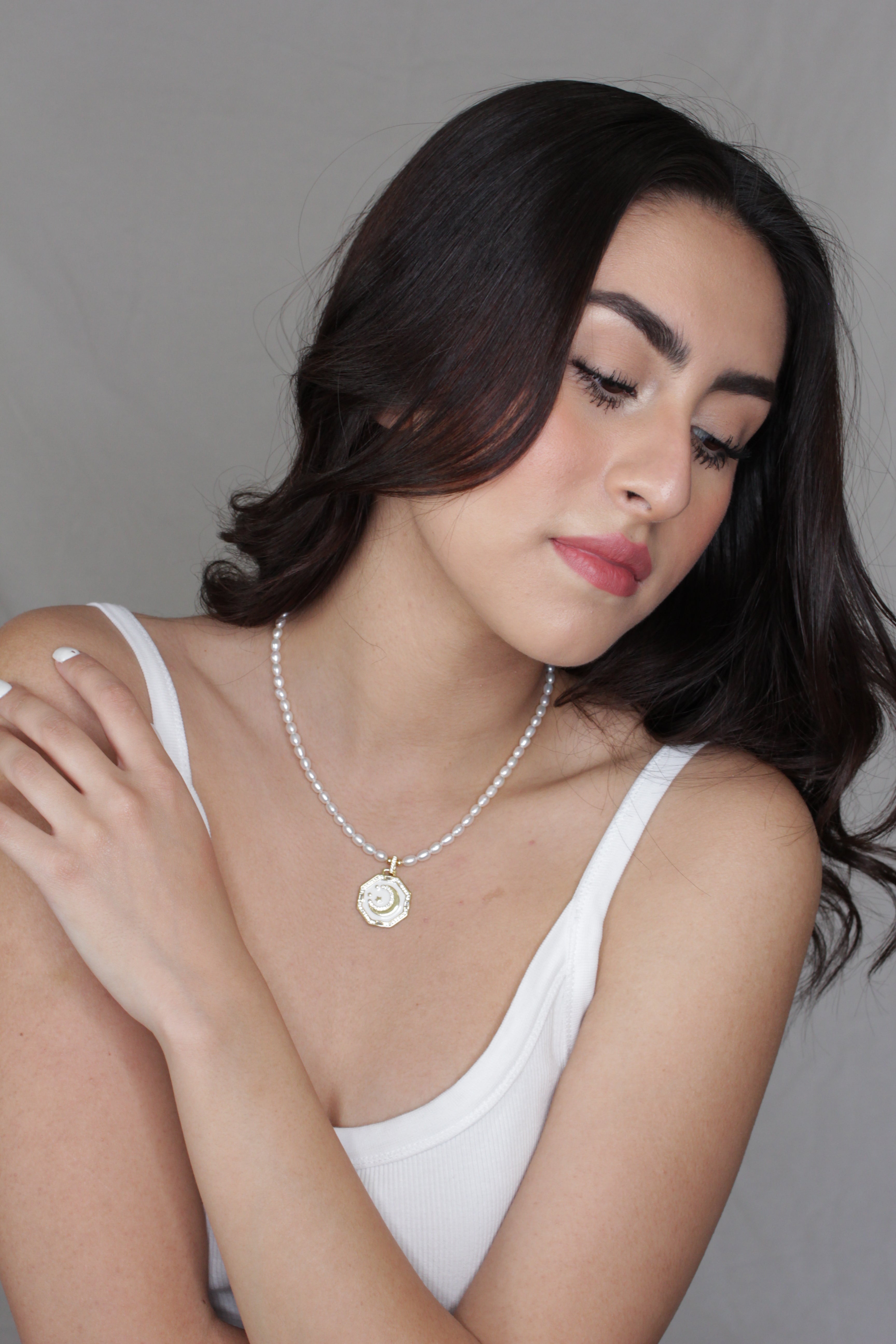 Collar de Perla Natural con Dije de Luna en Chapa de Oro 14k
