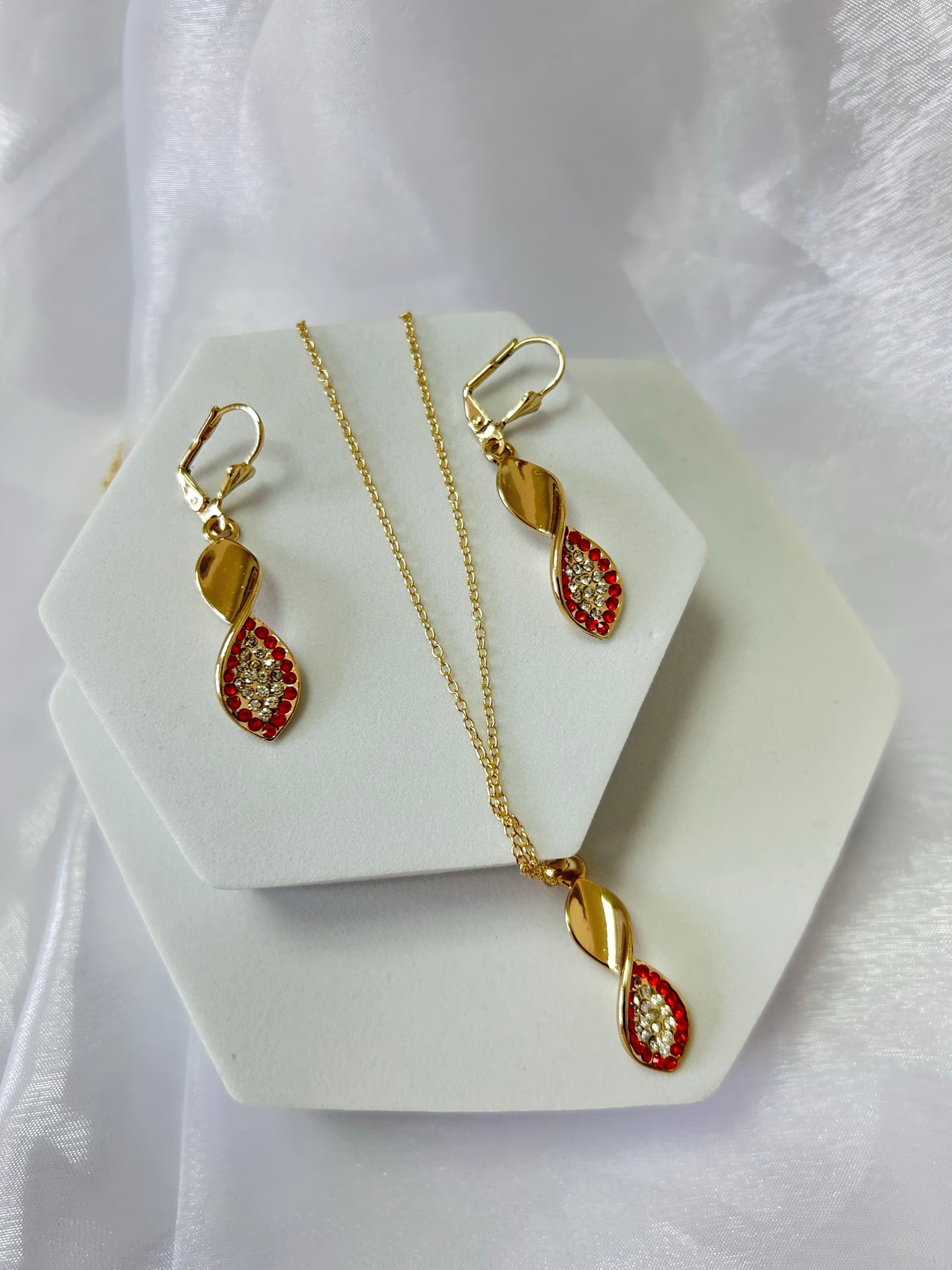Juego de Collar y Aretes con Zirconias en Chapa de Oro 14k