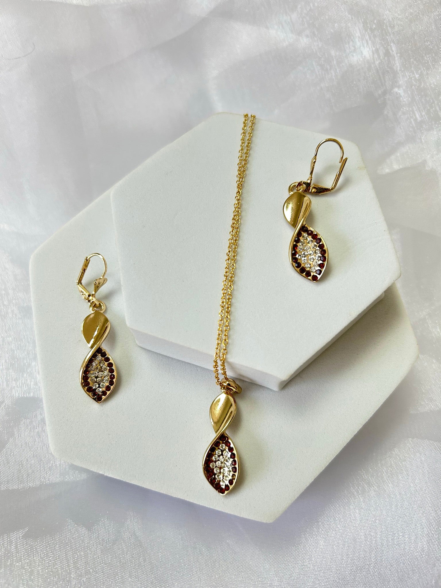 Juego de Collar y Aretes con Zirconias en Chapa de Oro 14k
