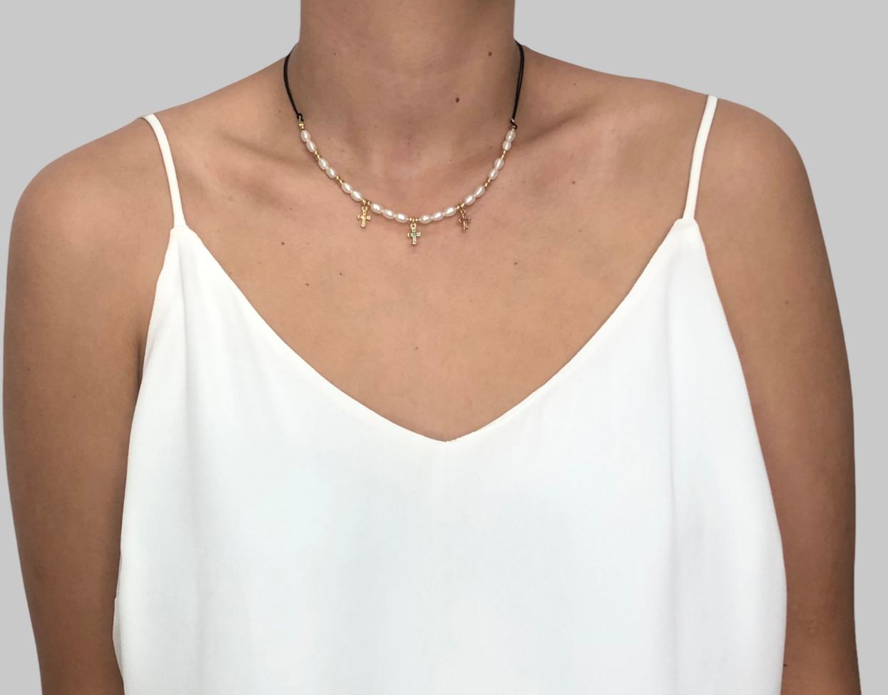 Collar de Hilo con Perlas y Dijes de Cruz en Chapa de Oro de 14k