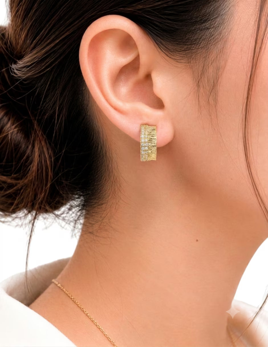 Trío de Aretes Dorados con Perla, Zirconias y Detalle Rosa en chapa de oro 14k