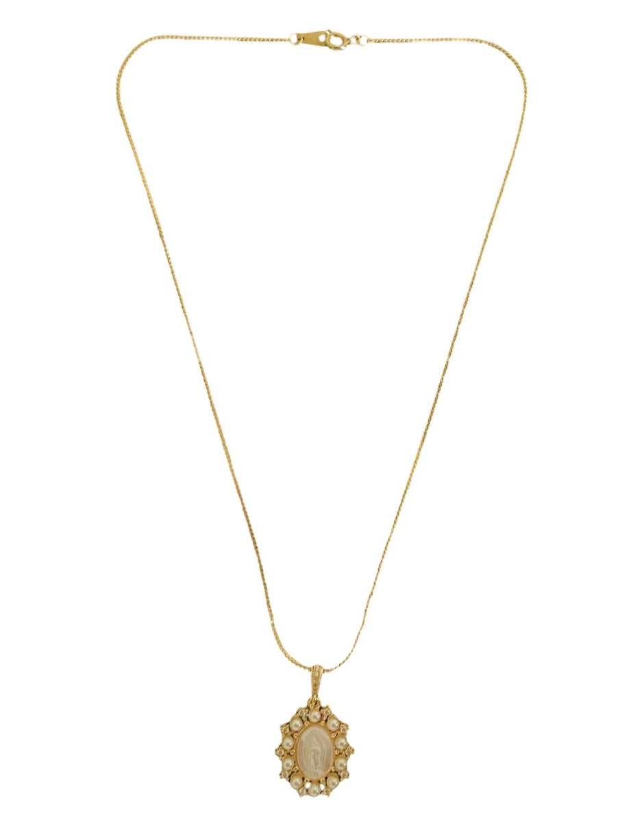 Medalla de Virgen - perla madre y chapa de oro 14k