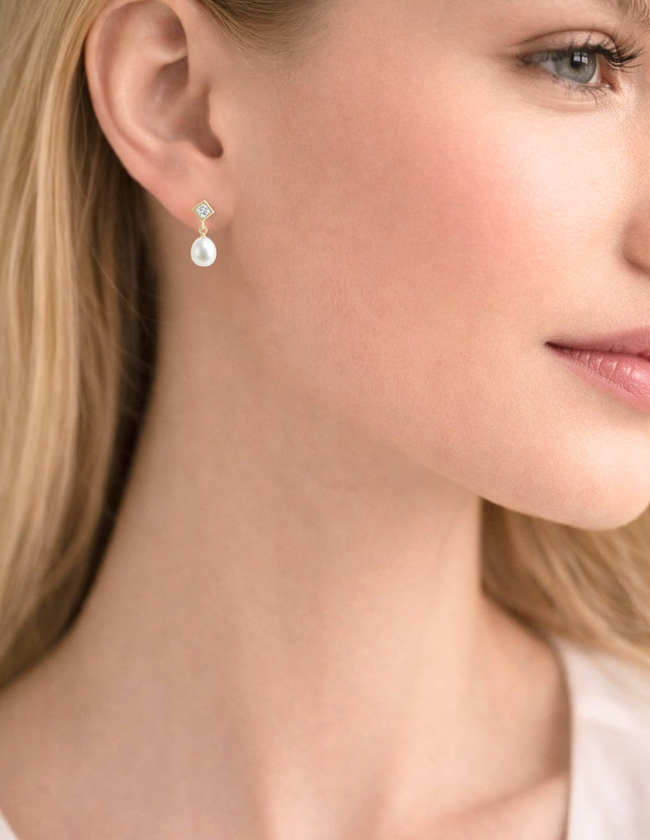 Aretes Rombo con Zirconia Biselada y Perla Natural en Oro de 10K