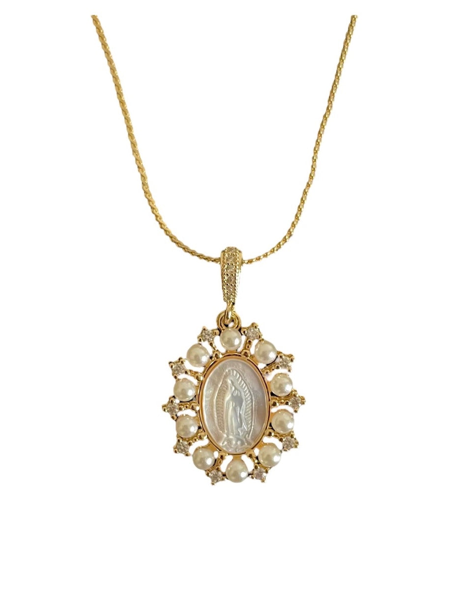 Medalla de Virgen - perla madre y chapa de oro 14k