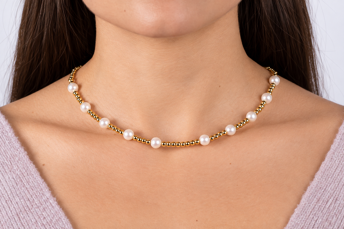 Set de collar en bolitas, con arracadas, en chapa de oro de 14k