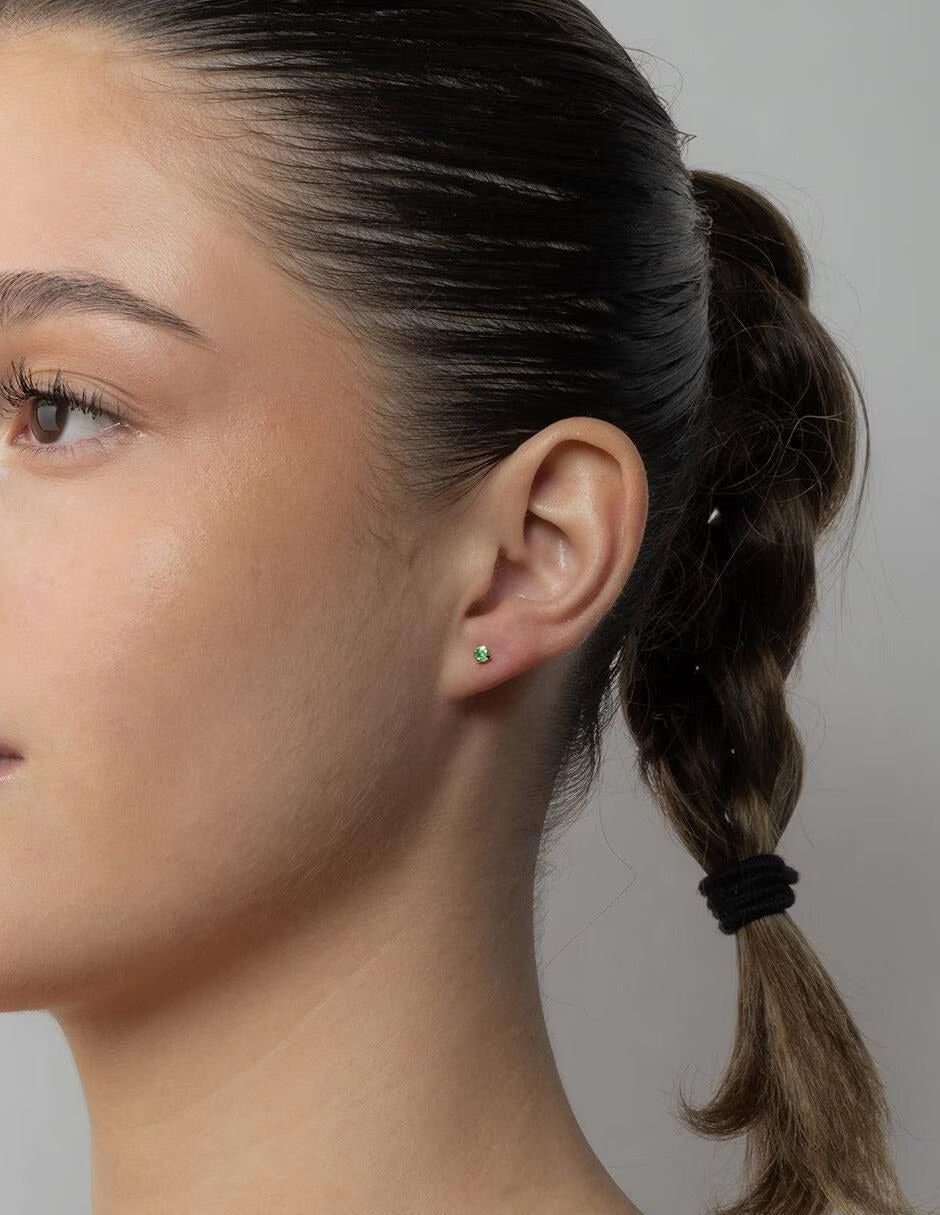 Broquel recto con Esmeralda 3mm - en Oro de 10k