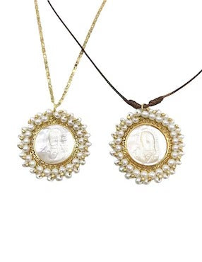 Dúo de Collares Religiosos con Medallas Madre Perla y Perlas - en Chapa de Oro
